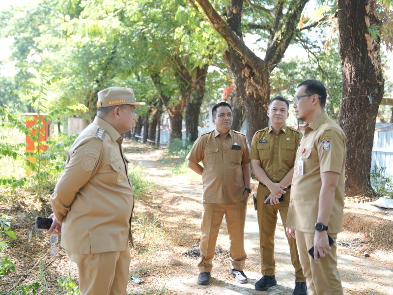 Wali Kota Makassar, Munafri Arifuddin, didampingi Sekda Makassar, Andi Zulkifly Nanda dan Plt Kadispora Makassar, Fadli Wellang meninjau kondisi Lapangan Karebosi sebagai ruang terbuka hijau (RTH) dan fasilitas umum olahraga bagi masyarakat, Senin (11/8/2025). @Jejakfakta/dok. Humas Pemkot Makassar