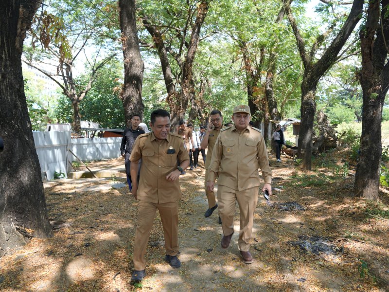 Wali Kota Makassar, Munafri Arifuddin, didampingi Sekda Makassar, Andi Zulkifly Nanda dan Plt Kadispora Makassar, Fadli Wellang meninjau kondisi Lapangan Karebosi sebagai ruang terbuka hijau (RTH) dan fasilitas umum olahraga bagi masyarakat, Senin (11/8/2025). @Jejakfakta/dok. Humas Pemkot Makassar