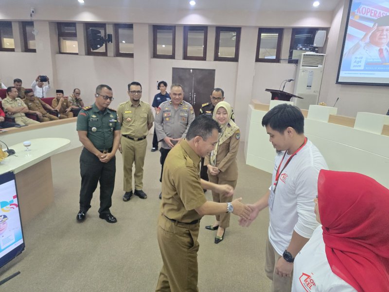 Asisten II Bidang Perekonomian dan Pembangunan Setda Kota Makassar, Zainal Ibrahim, melepas peserta retreat program Koperasi Kelurahan Merah Putih, di Ruang Sikapatau, Kantor Balai Kota Makassar, Senin (11/8/2025). @Jejakfakta/dok. Humas Pemkot Makassar