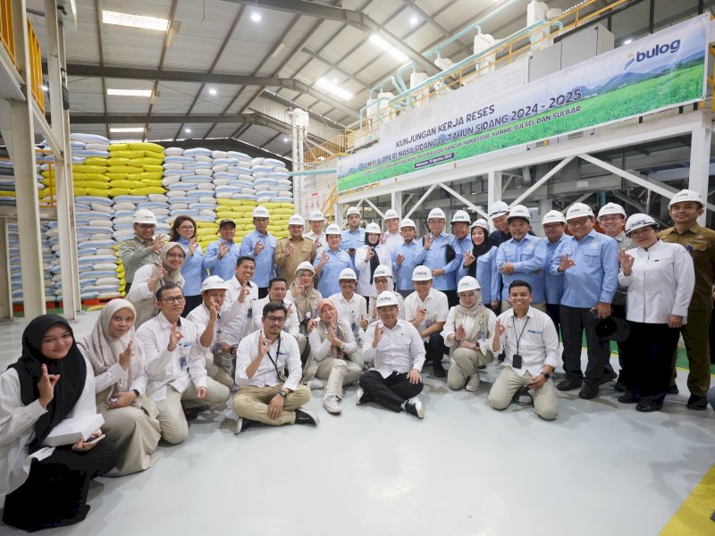 Wali Kota Makassar, Munafri Arifuddin, mendampingi Ketua Komisi IV DPR RI, Siti Hediati Soeharto, saat melakukan kunjungan kerja ke Kompleks Pergudangan Panaikang, Perum Bulog Makassar, pada Senin (11/8/2025). @Jejakfakta/dok. Humas Pemkot Makassar