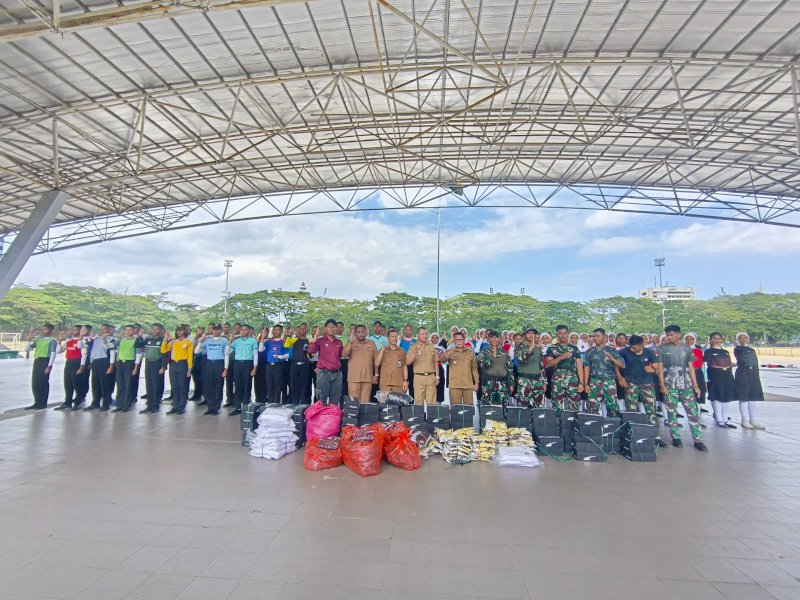 Sebanyak 70 anggota paskibraka menerima seragam dan perlengkapan lengkap sebagai bekal selama masa pelatihan hingga upacara 17 Agustus mendatang, di Tribun Lapangan Karebosi Makassar, Senin (11/8/2025). @Jejakfakta/dok. Humas Pemkot Makassar