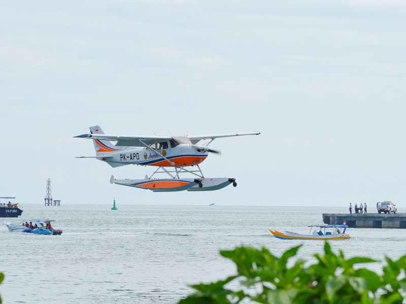 Menteri Perhubungan Dudy Purwagandhi meresmikan uji coba penerbangan pesawat amfibi (seaplane) sekaligus melakukan peletakan prasasti pembangunan water aerodrome pertama di Indonesia di Taman Andalan, kawasan Center Point of Indonesia (CPI), Makassar, Senin (11/8/2025). @Jejakfakta/dok. Humas Pemprov Sulsel