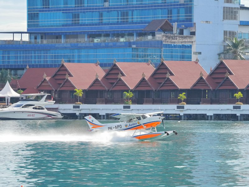 Peluncuran uji coba penerbangan pesawat amfibi (seaplane) dan pembangunan water aerodrome di Taman Andalan, kawasan Center Point of Indonesia (CPI) Makassar, Senin (11/8/2025). @Jejakfakta/dok. Humas Pemprov Sulsel
