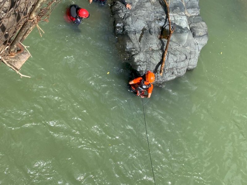 Tim SAR Gabungan melakukan pencarian korban Muhammad Aril (22), yang tenggelam saat bermain air di Sungai Mangngampa, Desa Bonto Samba, Kecamatan Tompobulu, Kabupaten Maros, Minggu (10/8/2025). @Jejakfakta/dok. Humas Basarnas Makassar