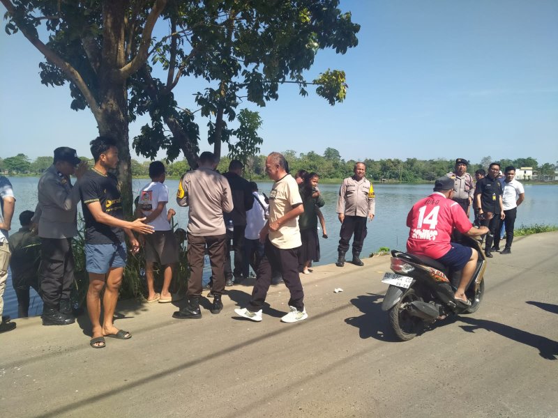 Warga Kelurahan Mawang, Kecamatan Somba Opu, Kabupaten Gowa, dihebohkan oleh penemuan sesosok mayat bayi yang terbungkus kain kafan di bantaran Danau Mawang pada Selasa pagi (12/8/2025). @Jejakfakta/dok. Istimewa