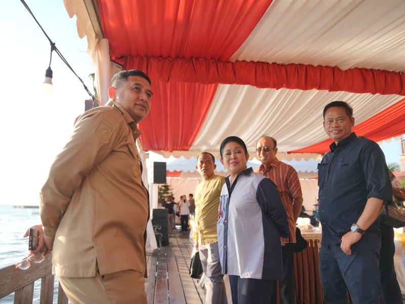  Wali Kota Makassar, Munafri Arifuddin, bersama Ketua Komisi IV DPR RI, Siti Hediati Hariyadi menikmati pemandangan di perairan Pantai Losari, Senin (11/8/2025). @Jejakfakta/dok. Humas Pemkot Makassar