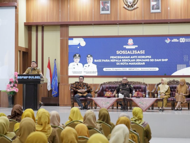 Wali Kota Makassar, Munafri Arifuddin, saat membuka kegiatan Sosialisasi Edukasi Anti-Korupsi yang diikuti 400 kepala sekolah se-Kota Makassar, di Aula BBPMP Sulawesi Selatan, Selasa (12/8/2025). @Jejakfakta/dok. Humas Pemkot Makassar