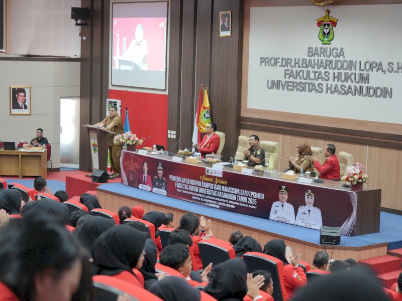 Wali Kota Makassar, Munafri Arifuddin, memberikan kuliah umum pada kegiatan Pengenalan Kehidupan Kampus bagi Mahasiswa Baru (PKKMB) Fakultas Hukum Universitas Hasanuddin (Unhas) Tahun 2025, di Baruga Prof. Baharuddin Lopa, Selasa (12/8/2025). @Jejakfakta/dok. Humas Pemkot Makassar