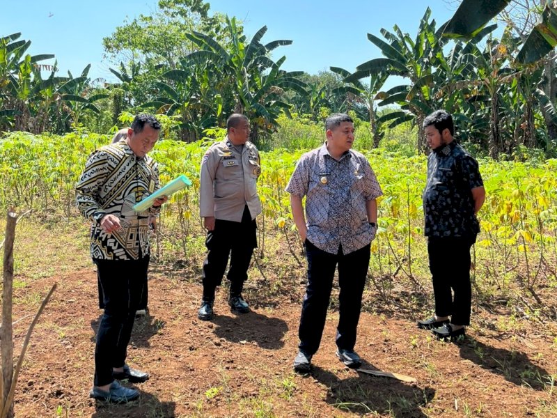 Wali Kota Makassar, Munafri Arifuddin, meninjau lahan milik Pemerintah Kota Makassar seluas sekitar 20 hektare di Kompleks Pemda Antang, Kelurahan Manggala, Kecamatan Manggala, Kamis (14/8/2025). @Jejakfakta/dok. Humas Pemkot Makassar