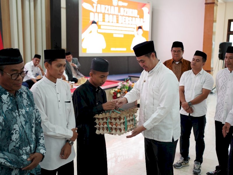 Pemkab Pangkep memberikan bantuan kepada 12 penerima dari kategori lanjut usia, penyandang disabilitas, dan anak terlantar, di Ruang Pola Setda Pangkep, Kamis (14/8). @jejakfaktacom/Humas Pemda Pangkep.