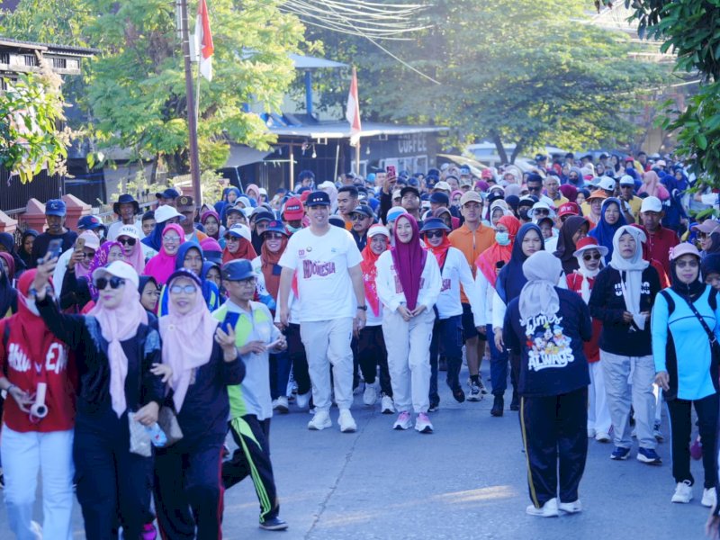 Jalan santai ribuan masyarakat Kabupaten Pangkep dalam rangka peringatan Hari Ulang Tahun (HUT) ke-80 Kemerdekaan Republik Indonesia, di Labakkang, Jumat pagi (15/8/2025). @jejakfaktacom/Humas Pemda Pangkep


