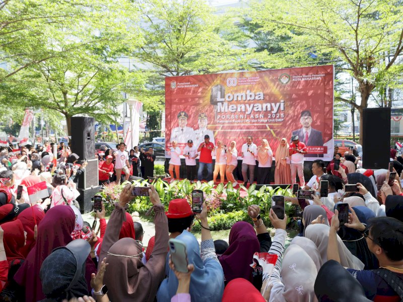 Kemeriahan dalam lomba menyanyi kelompok antar-OPD yang digelar sebagai bagian dari Pekan Olahraga dan Seni (Porseni) ASN 2025, di Halaman Balai Kota Makassar, Jumat (15/8/2025). @Jejakfakta/dok. Humas Pemkot Makassar 