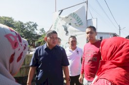 Camat Makassar Dampingi Wali Kota dalam Aksi Jumat Bersih di Kanal Sinrijala