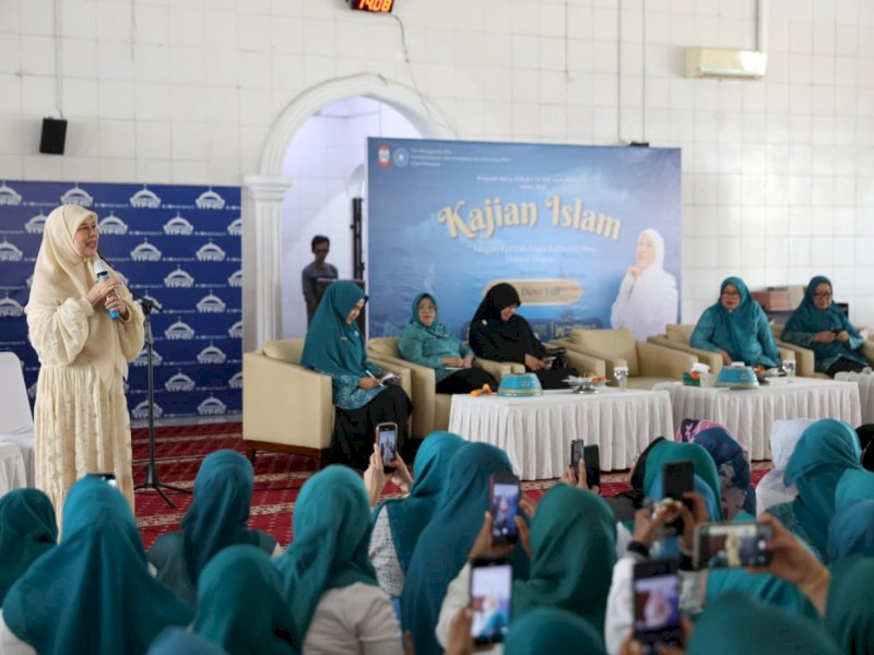 Ustadzah Hj. Dewi Yull mengisi kajian Islam bertema &ldquo;Jangan Pernah Lupa Bahwa Semua Hanya Titipan&rdquo; di Masjid Agung 45 Makassar, Rabu (13/8/2025). @Jejakfakta/dok. Humas Pemkot Makassar