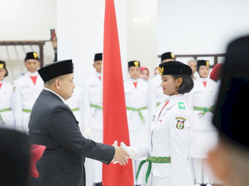 Wali Kota Munafri Arifuddin, resmi kukuhkan 70 anggota Pasukan Pengibar Bendera Pusaka (Paskibraka) Kota Makassar, di Baruga Anging Mammiri, Jumat (15/8/2025) sore. @Jejakfakta/dok. Humas Pemkot Makassar