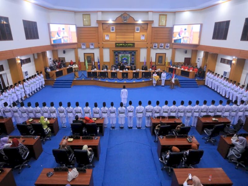Siap mengemban tugas, 71 anggota Pasukan Pengibar Bendera Pusaka (Paskibraka) Kabupaten Pangkajene dan Kepulauan (Pangkep) resmi dikukuhkan di Gedung DPRD setempat, Jumat (15/8/2025). @jejakfaktacom/Humas Pemda Pangkep
