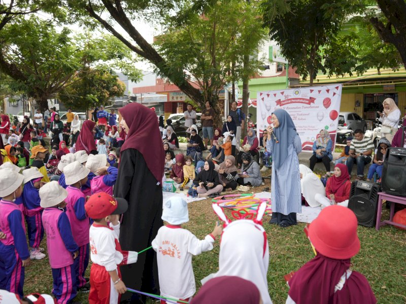 Bunda PAUD Kota Makassar, Melinda Aksa, secara resmi membuka Festival Persahabatan Gugus V Taman Kanak-kanak Kecamatan Tamalanrea yang berlangsung di Lapangan Tala, BTP, pada Sabtu (16/8/2025). @Jejakfakta/dok. Humas Pemkot Makassar