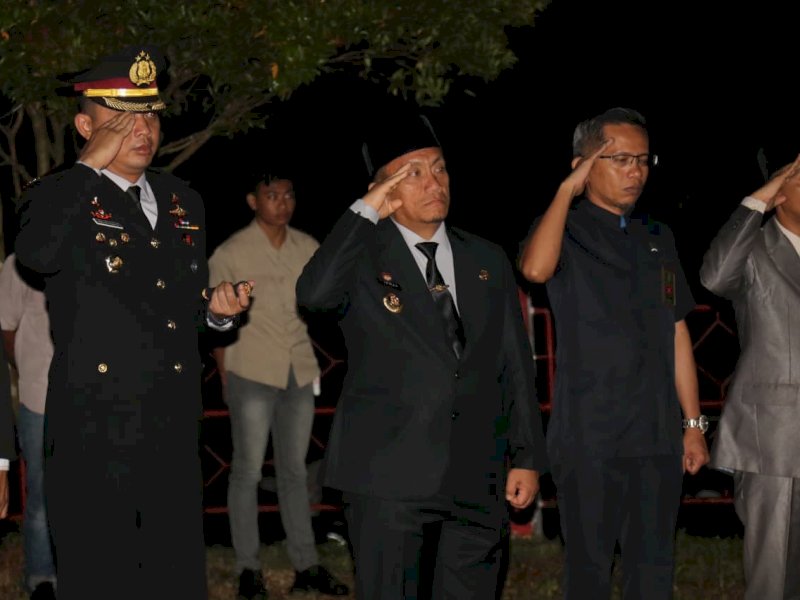 Bupati Luwu Timur Irwan Bachri Syam, turut menghadiri  apel kehormatan dan renungan suci dalam rangka memperingati Hari Ulang Tahun (HUT) ke-80 Republik Indonesia di Taman Makam Pahlawan (TMP) Malili, Minggu dini hari (17/08/2025). @Jejakfakta/dok. Humas Pemkab Lutim