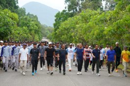Pekan Ketiga Sabtu Sehat Juara (SSJ), Paskibra dan Pimpinan Luwu Timur Jalan Santai Bersama Warga