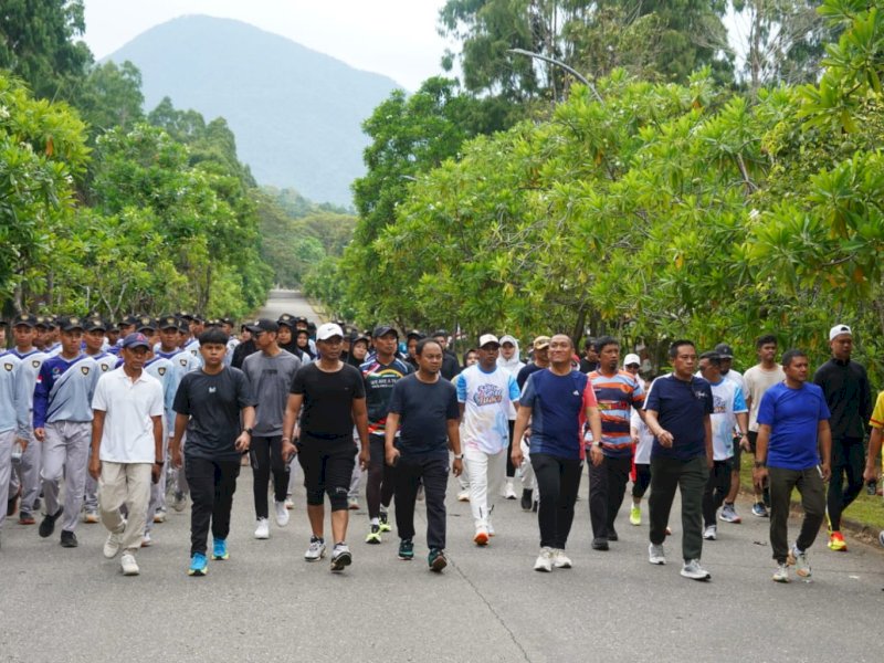 Bupati Irwan Bachri Syam, didampingi Wakil Bupati Puspawati Husler, Sabtu Sehat Juara (SSJ) bersama masyarakat, pada pekan ketiga, Sabtu (16/08/2025). @Jejakfakta/dok. Humas Pemkab Lutim