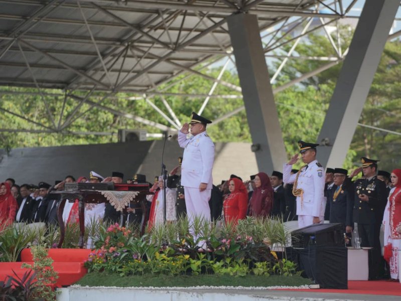 Wali Kota Makassar, Munafri Arifuddin, bertindak sebagai inspektur upacara peringatan HUT ke-80 Kemerdekaan Republik Indonesia di Kota Makassar di Lapangan Karebosi, Jl. Ahmad Yani, Minggu pagi (17/08/2025). @Jejakfakta/dok. Humas Pemkot Makassar