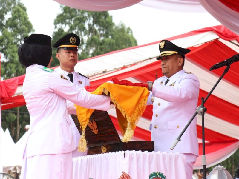 Bupati Luwu Timur, Irwan Bachri Syam sebagai inspektur upacara (Irup) upacara peringatan Hari Ulang Tahun (HUT) ke-80 Kemerdekaan Republik Indonesia, di Lapangan Pendidikan Malili, Minggu (17/8/2025). @Jejakfakta/dok. Humas Pemkab Lutim