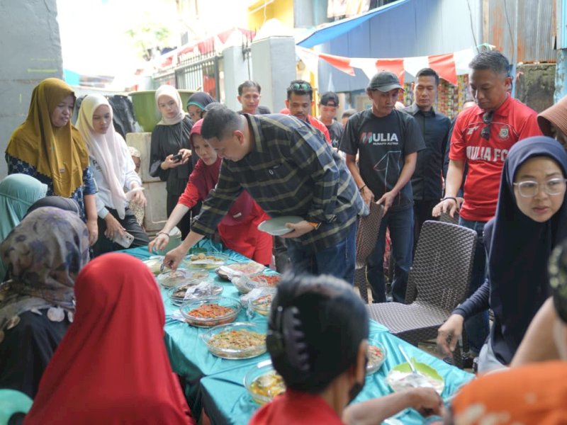 Wali Kota Makassar Munafri Arifuddin bersama Ketua TP PKK Kota Makassar Melinda Aksa menghadiri Festival Bakar Ikan dan Pesta Makan Ikan Gratis di Kelurahan Pattingalloang, Kecamatan Ujung Tanah, Minggu (17/8/2025). @Jejakfakta/dok. Humas Pemkot Makassar