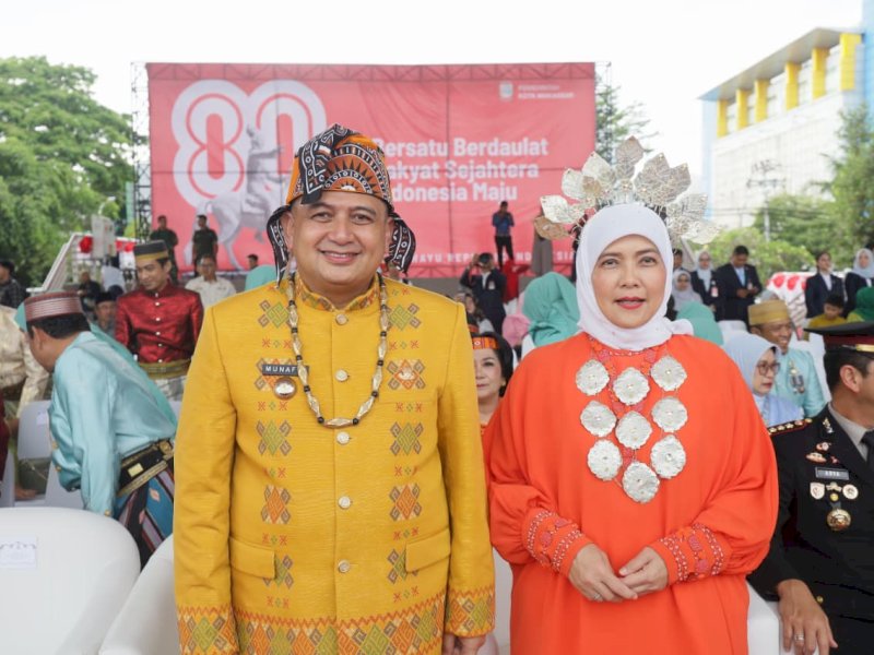 Wali Kota Makassar, Munafri Arifuddin, brsama Wakil Wali Kota Makassar, Aliyah Mustika Ilham, memakain pakaian adat saat upacara penurunan bendera dalam rangka HUT ke-80 Kemerdekaan RI di Lapangan Karebosi, Minggu (17/8/2025). @Jejakfakta/dok. Humas Pemkot Makassar