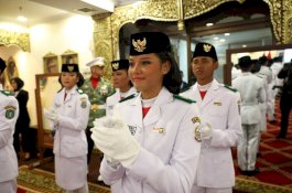Aliah Sakira, Putri Sulawesi Selatan Pembawa Baki di Upacara Penurunan Bendera Istana Negara
