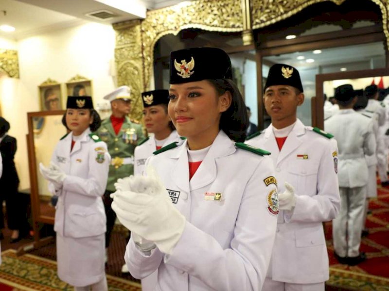 Aliah Sakira, siswi SMAN 14 Makassar, wakili Sulawesi Selatan sebagai pembawa baki di upacara penurunan bendera Merah Putih HUT RI ke-80 di Istana Negara. (Foto: Dokumentasi BPIP)