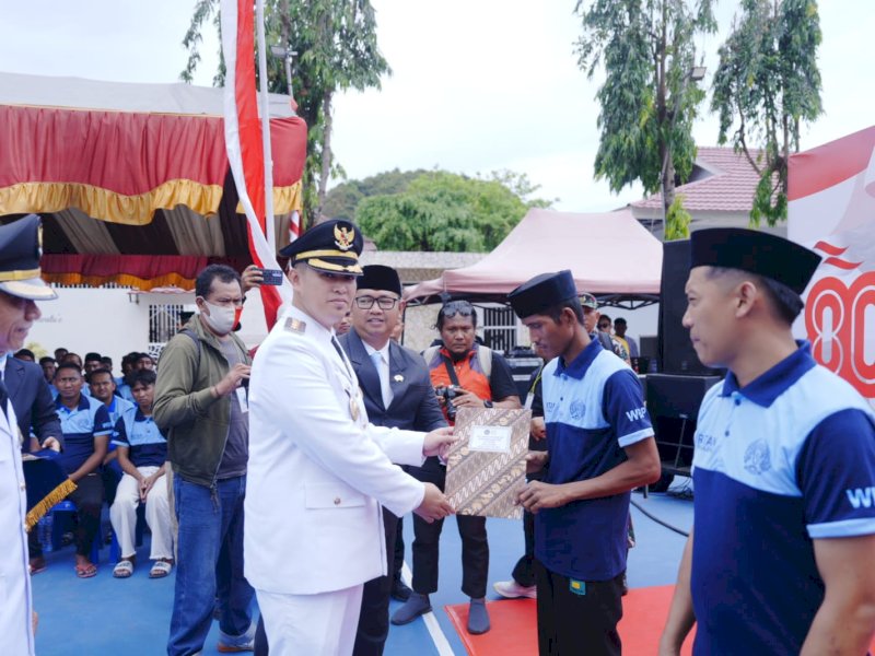 Bupati Pangkep menyerahkan remisi kepada Warga Binaan Pemasyarakatan (WBP) Rumah Tahanan Negara (Rutan) Kelas 2B Pangkajene di Lapangan Alun-Alun Citra Mas, Pangkajene, Minggu (17/8/2025). @jejakfaktacom/Humas Pemda Pangkep
