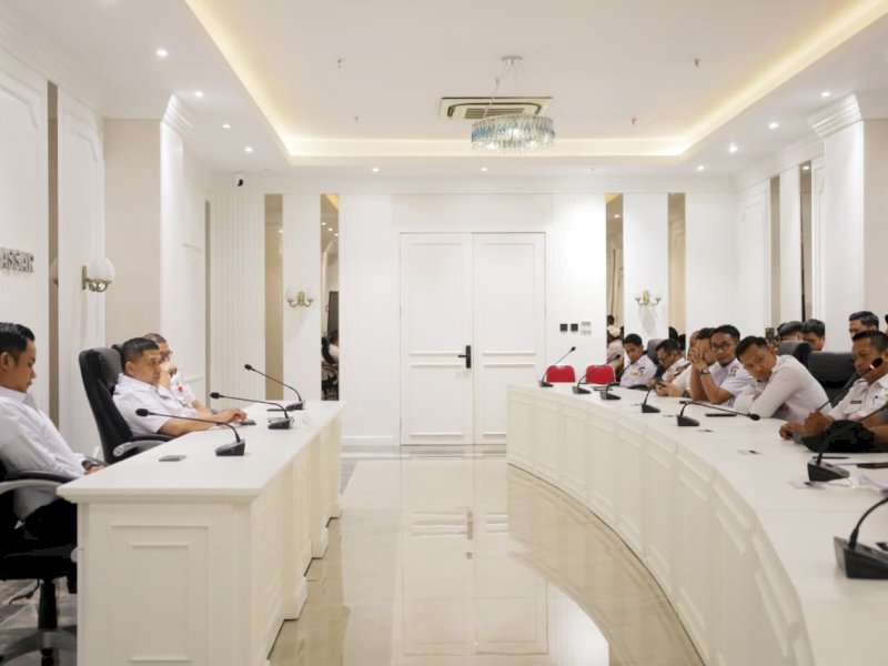 Wali Kota Makassar Munafri Arifuddin, saat berdialog bersama puluhan pedagang UMKM kuliner Pasar Cidu di Balai Kota Makassar, Rabu (13/8/2025). @Jejakfakta/dok. Humas Pemkot Makassar