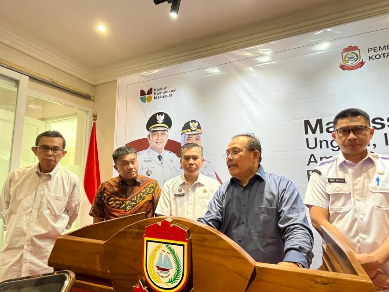 Ketua Tim Seleksi (Timsel), Prof. Dr. Aswanto, saat memberikan keterangan pers pendaftaran seleksi terbuka bagi jabatan Direksi, Direktur Utama, dan Dewan Pengawas di lima Badan Usaha Milik Daerah (BUMD) Makassar, di Balai Kota Makassar, Rabu (13/8/2025). @Jejakfakta/dok. Humas Pemkot Makassar