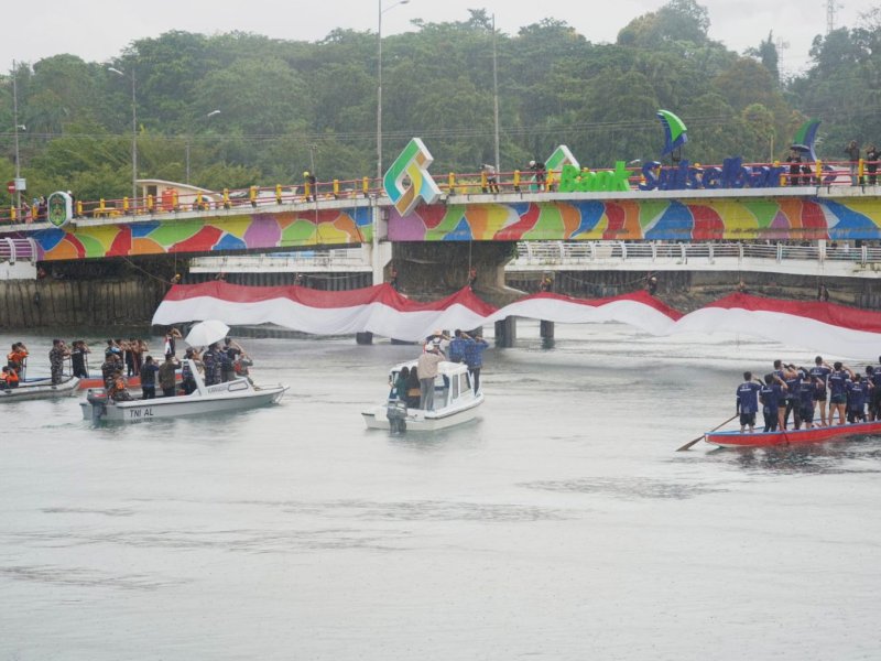 Memperingati HUT ke-80 Kemerdekaan RI, Pemkab Luwu Timur, menghadiri kegiatan Merah Putih Parasulu V yang digelar di Jembatan Sungai Malili, Ahad (17/08/2025). @Jejakfakta/dok. Humas Pemkab Lutim