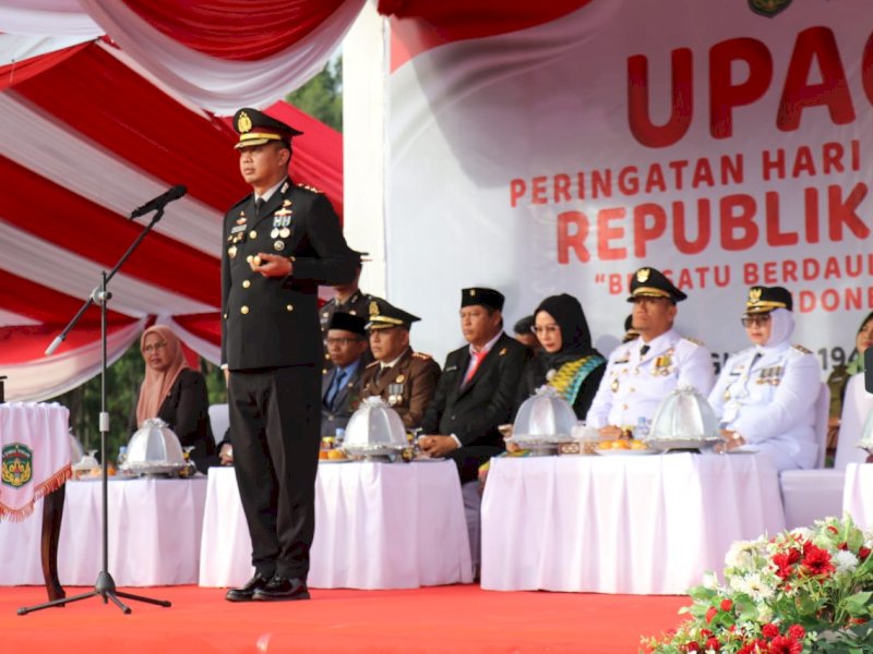 Bupati Luwu Timur, Irwan Bachri Syam, didampingi Wakil Bupati Puspawati Husler, menyaksikan jalannya prosesi penurunan Sang Saka Merah Putih oleh Pasukan Pengibar Bendera (Paskibra), di Lapangan Pendidikan Malili, Kabupaten Luwu Timur, Ahad (17/08/2025) sore. @Jejakfakta/dok. Humas Pemkab Lutim