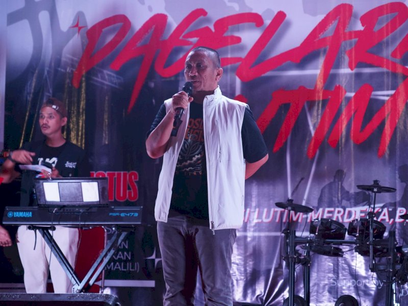 Bupati Luwu Timur, Irwan Bachri Syam, saat membuka pagelaran musik bertajuk &ldquo;Musisi Merdeka: Bersatu, Maju dan Sejahtera&rdquo; di Lapangan Pendidikan, Desa Puncak Indah, Kecamatan Malili, pada Senin malam (18/08/2025). @Jejakfakta/dok. Humas Pemkab Lutim