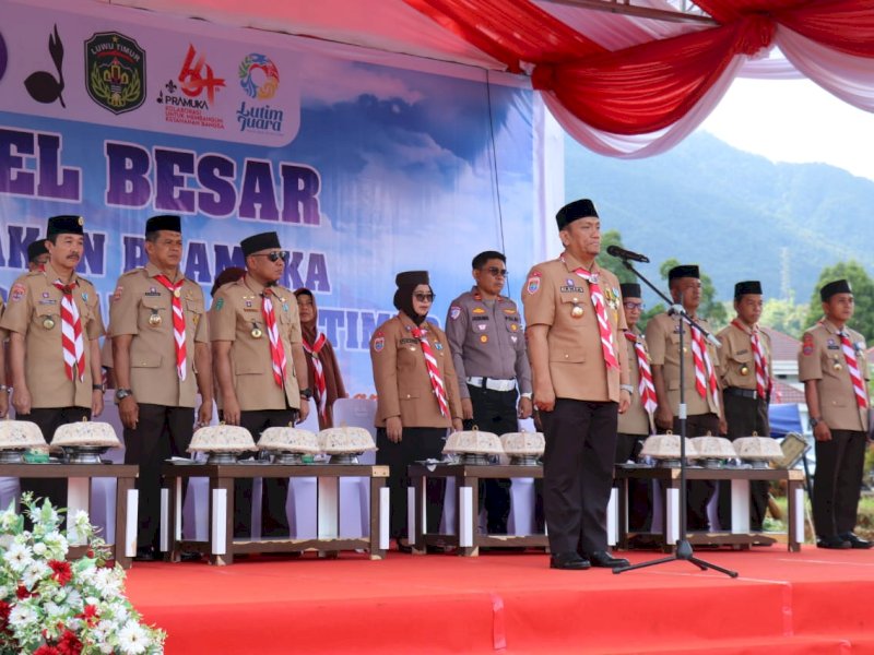 Bupati Irwan Bachri Syam, yang juga menjabat sebagai Ketua Mabicab Gerakan Pramuka Luwu Timur, memimpin upacara peringatan Hari Ulang Tahun (HUT) ke-64 Gerakan Pramuka di Lapangan Pendidikan Malili, Selasa (19/08/2025). @Jejakjfakta/dok. Humas Pemkab Lutim