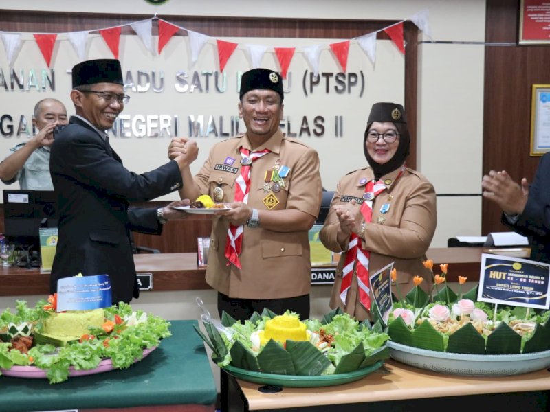 Bupati Luwu Timur, Irwan Bachri Syam, bersama Wakil Bupati Puspawati Husler, menghadiri acara syukuran HUT Mahkamah Agung (MA) Republik Indonesia ke-80 di Kantor Pengadilan Negeri (PN) Malili, Desa Puncak Indah, Selasa (19/08/2025). @Jejakfakta/dok. Humas Pemkab Lutim