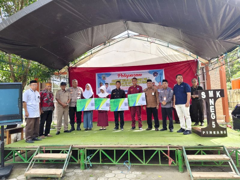 Kepala BPJS Ketenagakerjaan Cabang Parepare, Andi Ilham Akbar, menyerahkan secara simbolis kartu kepesertaan BPJS Ketenagakerjaan kepada siswa-siswa SMK Negeri 5 Pinrang yang akan menjalani Praktek Kerja Lapangan (PKL), Selasa (19/08/2025). @Jejakfakta/dok. Istimewa