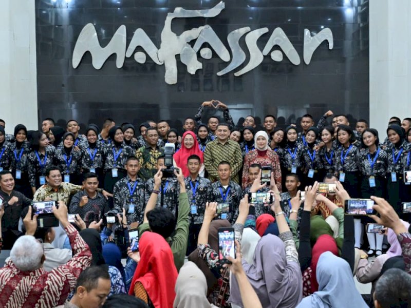 70 anggota Pasukan Pengibar Bendera Pusaka (Paskibraka) dalam acara ramah tamah bersama Wali Kota Makassar, Munafri Arifuddin, dan Wakil Wali Kota Aliyah Mustika Ilham, yang digelar di Rumah Jabatan Wali Kota, Senin (18/8/2025). @Jejakfakta/dok. Humas Pemkot Makassar
