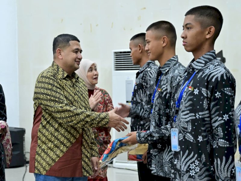 Wali Kota Makassar Munafri Arifuddin, Wakil Wali Kota Aliyah Mustika Ilham, saat menyerahkan cenderamata berupa produk UMKM Makassar kepada Pasukan Pengibar Bendera Pusaka (Paskibraka) Kota Makassar 2025, di Baruga Anging Mammiri, Rumah Jabatan Wali Kota Makassar, Senin malam (18/08/2025). @Jejakfakta/dok. Humas Pemkot Makassar