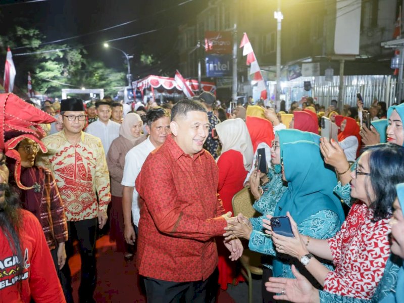 ali Kota Makassar, Munafri Arifuddin, bersama Wakil Wali Kota, Aliyah Mustika Ilham, menghadiri Pesta Rakyat Mariso Spektakuler di Kelurahan Mariso, Kecamatan Mariso, Selasa malam (19/8/2025). @Jejakfakta/dok. Humas Pemkot Makassar