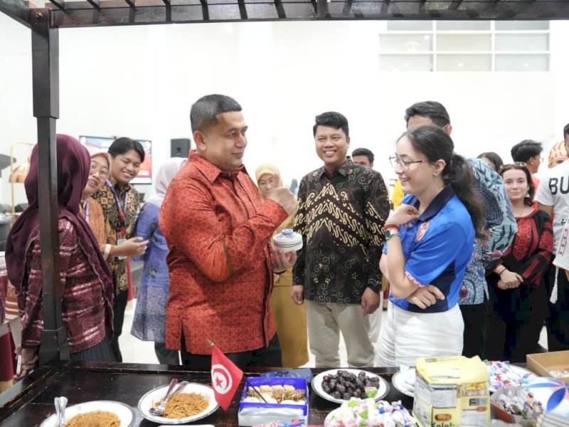 Wali Kota Makassar Munafri Arifuddin, saat menghadiri Cultural Night (Malam Kebudayaan) sebagai bagian dari The 2nd International Dental Summer Course 2025, di Baruga Anging Mammiri, Rumah Jabatan Wali Kota Makassar, Selasa malam (19/08/2025). @Jejakfakta/dok. Humas Pemkot Makassar 