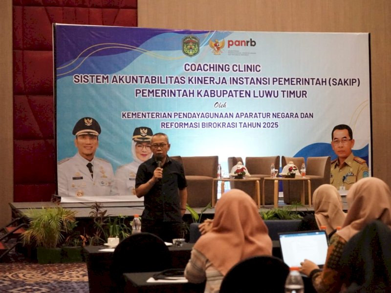 Sekretaris Daerah (Sekda) Luwu Timur, Bahri Suli, secara resmi menutup kegiatan Coaching Clinic Sistem Akuntabilitas Kinerja Instansi Pemerintah (SAKIP) tahun 2025 yang diselenggarakan oleh Pemerintah Kabupaten Luwu Timur, di Hotel Gammara, Kota Makassar, Sabtu (26/07/2025). @Jejakfakta/dok. Istimewa