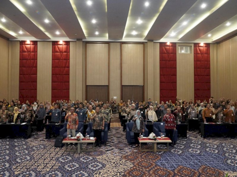 Bupati Luwu Timur, Irwan Bachri Syam, saat hadir membuka kegiatan Coaching Clinic Sistem Akuntabilitas Kinerja Instansi Pemerintah (SAKIP) lingkup Pemerintah Kabupaten Luwu Timur Tahun 2025, di Hotel Gammara, Makassar, Jumat (25/07/2025). @Jejakfakta/dok. Istimewa