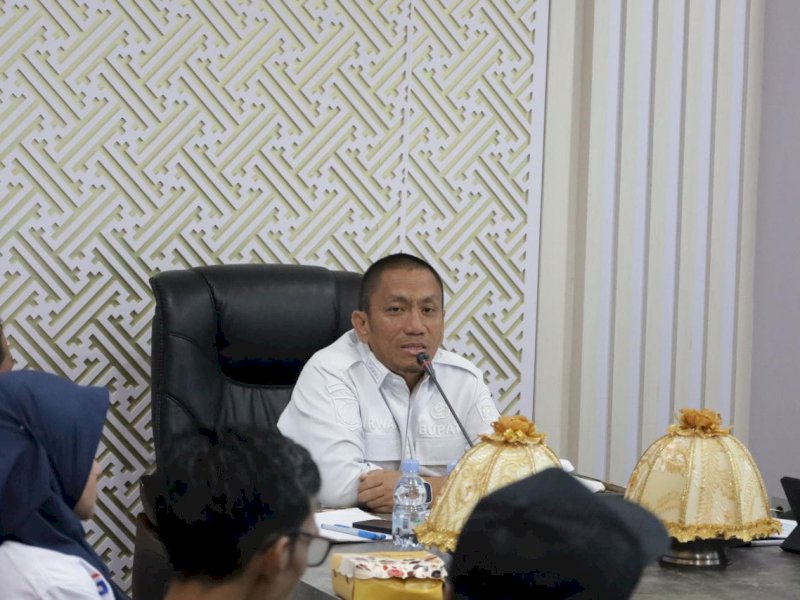 Bupati Luwu Timur, Irwan Bachri Syam, saat menghadiri Rapat Evaluasi Pengembangan Perumahan di Ruang Rapat Bupati, Kantor Bupati, Rabu (20/8/2025). @Jejakfakta/dok. Istimewa