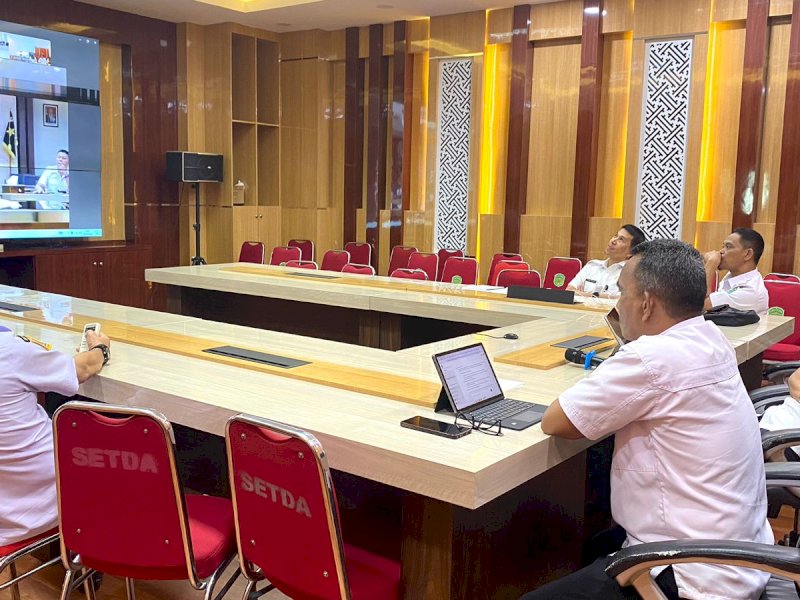 Sekretaris Daerah Luwu Timur H. Bahri Suli, mengikuti Rapat Forum Koordinasi Pimpinan Daerah (Forkopimda) Provinsi Sulawesi Selatan secara daring dari Ruang Rapat Pimpinan Kantor Bupati, Rabu (20/08/2025). @Jejakfakta/dok. Istimewa