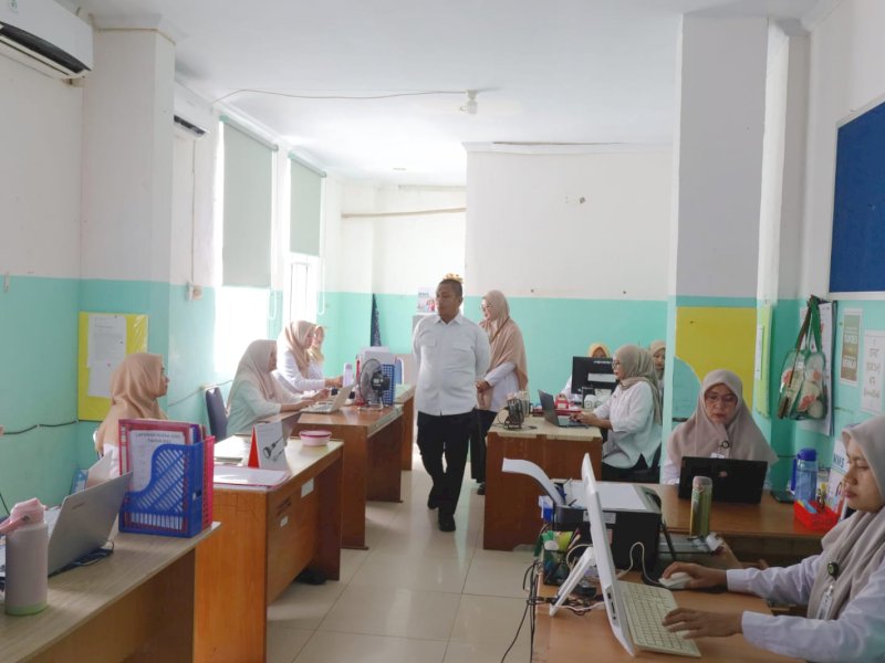 Bupati Luwu Timur, Irwan Bachri Syam, melakukan inspeksi mendadak (sidak) di Kantor Dinas Kesehatan Kabupaten Luwu Timur, Rabu (20/08/2025). @Jejakfakta/dok. Istimewa