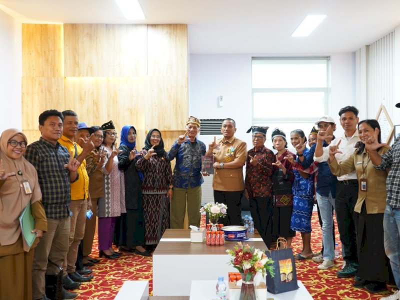 Bupati Luwu Timur, Irwan Bachri Syam, menerima kunjungan silaturahmi dari Lembaga Adat Suku Padoe Kecamatan Wasuponda di Ruang Rapat Bupati, Selasa (19/08/2025). @Jejakfakta/dok. Istimewa