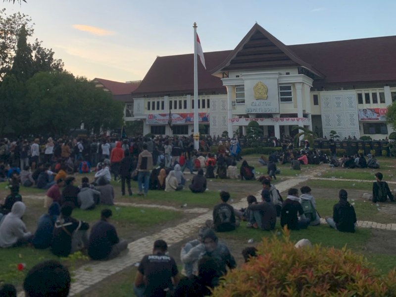 Ratusan massa aksi yang terdiri dari mahasiswa dan warga Bone berkumpul di depan Kantor Bupati Bone. Mereka mendesak pencabutan kebijakan kenaikan PBB yang dinilai membebani masyarakat, Selasa (19/08/2025). @Jejakfakta/dok. Istimewa